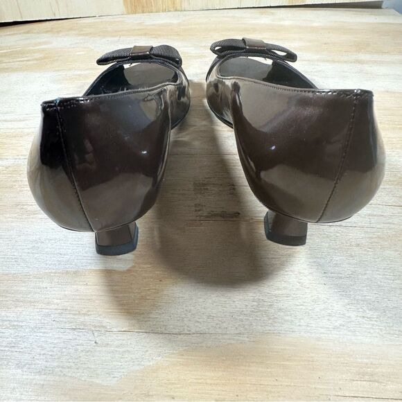 Stuart Weitzman Brown Low Heeled Pumps with Bow Detail Women’s Size 5. - Picture 4 of 8